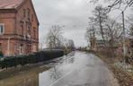 Podtopione domy pod Wrocławiem. Przerwany wał i stan alarmowy na kilku rzekach 