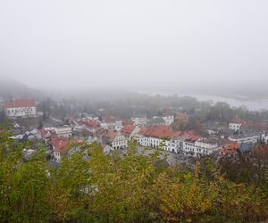 Mglisty Kazimierz Dolny w obiektywie. Miasteczko nad Wisłą przyciąga turystów nawet późną jesienią