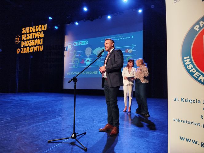 Propagowanie zdrowego stylu życia w tak wdzięcznej formie jak piosenka zyskało przez lata wielu zwolenników i co roku gromadzi chętnych do śpiewania.