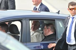 Papież Franciszek jeździ Volkswagenem Golfem