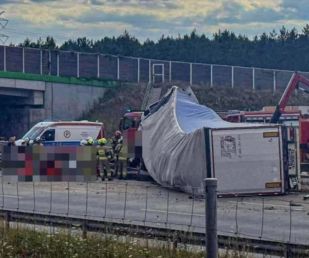 PILNE. Ciężarówka zmiażdżyła auto na A1! W środku rodzina z dzieckiem