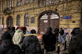 Policjant zginął w epicentrum nielegalnego biznesu. Kiedy palili mu znicze, obok handel trwał w najlepsze