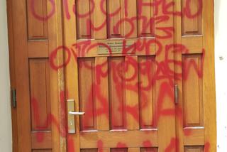 Wysmarowali katedry bluzgami