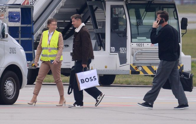 Robert Lewandowski ze szpanerką siatą wysiadł z samolotu