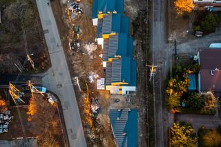 Budynek mieszkalny w kształcie klina pod Warszawą