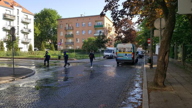 Potok wody na ul. Zamoyskiego w Bydgoszczy [ZDJĘCIA]