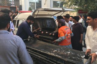 Autokar z weselnikami w Pakistanie wpadł do wąwozu