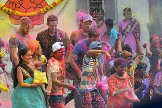Indyjskie święto z rzucaniem farbkami - co to jest?