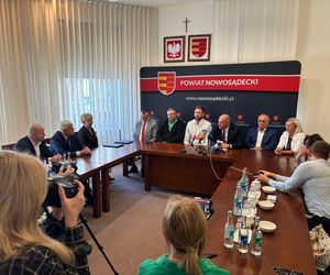 Podpisanie umowy na utworzenie w Krynicy-Zdroju klasy o profilu hokejowym