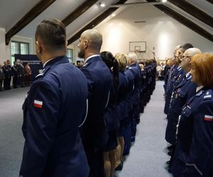 Nowi policjanci wypowiedzieli słowa przysięgi. Na Warmii i Mazurach rekrutacja wciąż trwa [ZDJĘCIA]