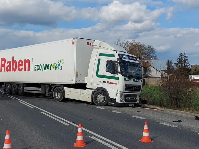 Zablokowana droga krajowa nr 9. TIR zderzył się z autem osobowym