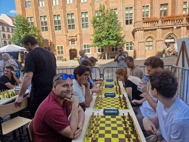 Szachiści opanowali centrum Torunia. Turniej błyskawiczny na Rynku Staromiejskim