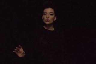 Lorde w teledysku Yellow Flicker Beat