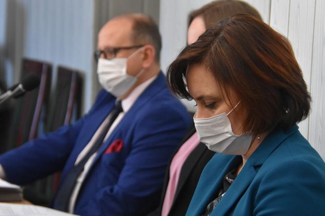 Sesja w czasie zarazy. Radni w maseczkach i rękawiczkach debatowali o... funduszu sołeckim!