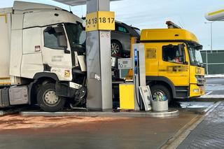 Tir roztrzaskał się na stacji paliw. Totalna demolka pod Brwinowem
