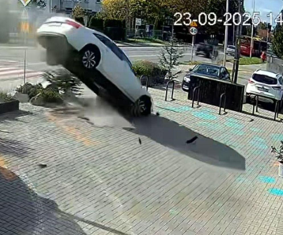 Dramatyczny wypadek we Wrocławiu. Auto poszybowało w powietrze
