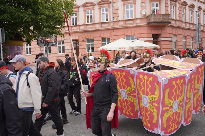 Rzeszowskie Juwenalia rozpoczęte. Barwny korowód przeszedł przez miasto