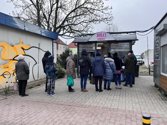 Gorzowianie tłumnie ruszyli po pączki! Tak wyglądały kolejki pod cukierniami i pączkarniami