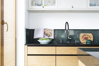 Pomysłowe triki do małej kuchni – idealna zabudowa