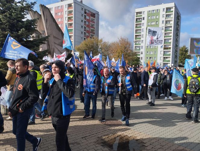 Hutnicy i koksownicy wyszli na ulice w Dąbrowie Górniczej. Apel do rządu o ratunek dla branży i tysięcy miejsc pracy