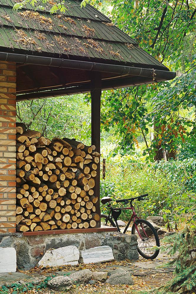 Miejsce na przechowywanie drewna w ogrodzie