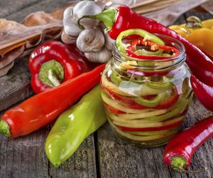 Przetwory na zimę: kiszona papryka z czosnkiem
