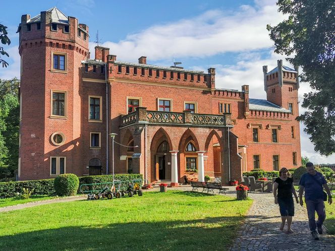 Ten pałac w woj. warmińsko-mazurskim wygląda jak z bajki. Powstał w XIX wieku