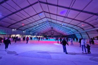 Lodowisko w Suchym Dworze organizuje ICE PARTY. Wpadliśmy zobaczyć, czy warto 