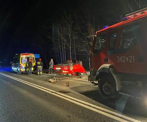 Poważny wypadek na trasie śmierci w Cierpicach. Auto dachowało, cztery osoby w szpitalu