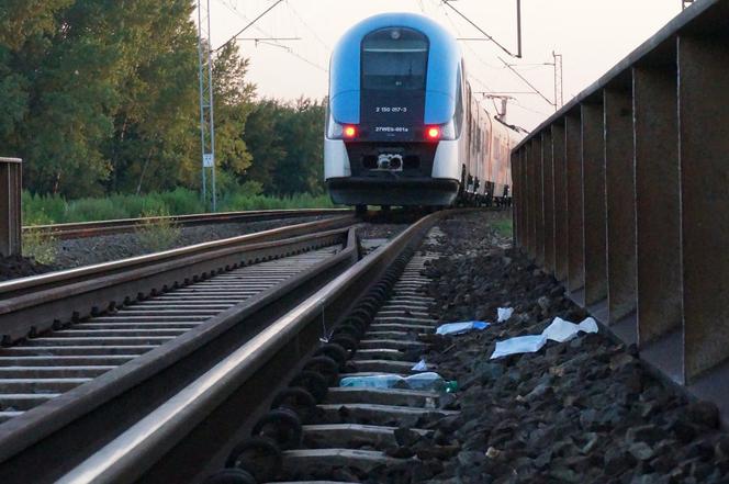 POCIĄG WESSAŁ MAJĘ POD WAGON