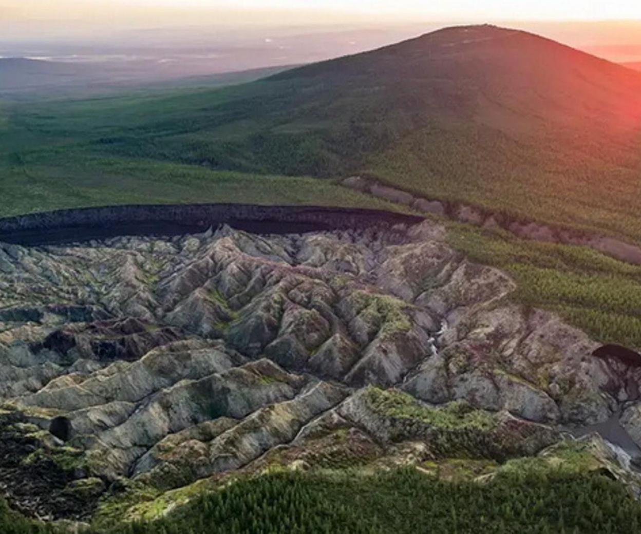 The “gates of hell” are opening wider and wider in Russia.  A mysterious large crater in Siberia is likely to threaten humanity and is still expanding – Super Express