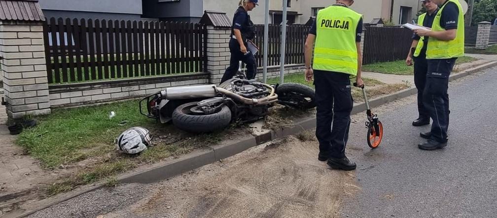 Straszny wypadek motocyklisty w okolicach Rybnika. Mężczyzna roztrzaskał się na drodze. Leży nieprzytomny w szpitalu