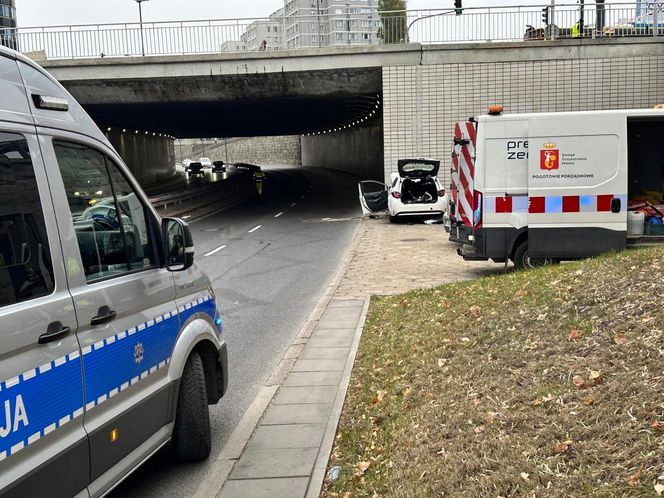 Śmiertelny wypadek w centrum Warszawy. Kierowca wjechał w ścianę tunelu