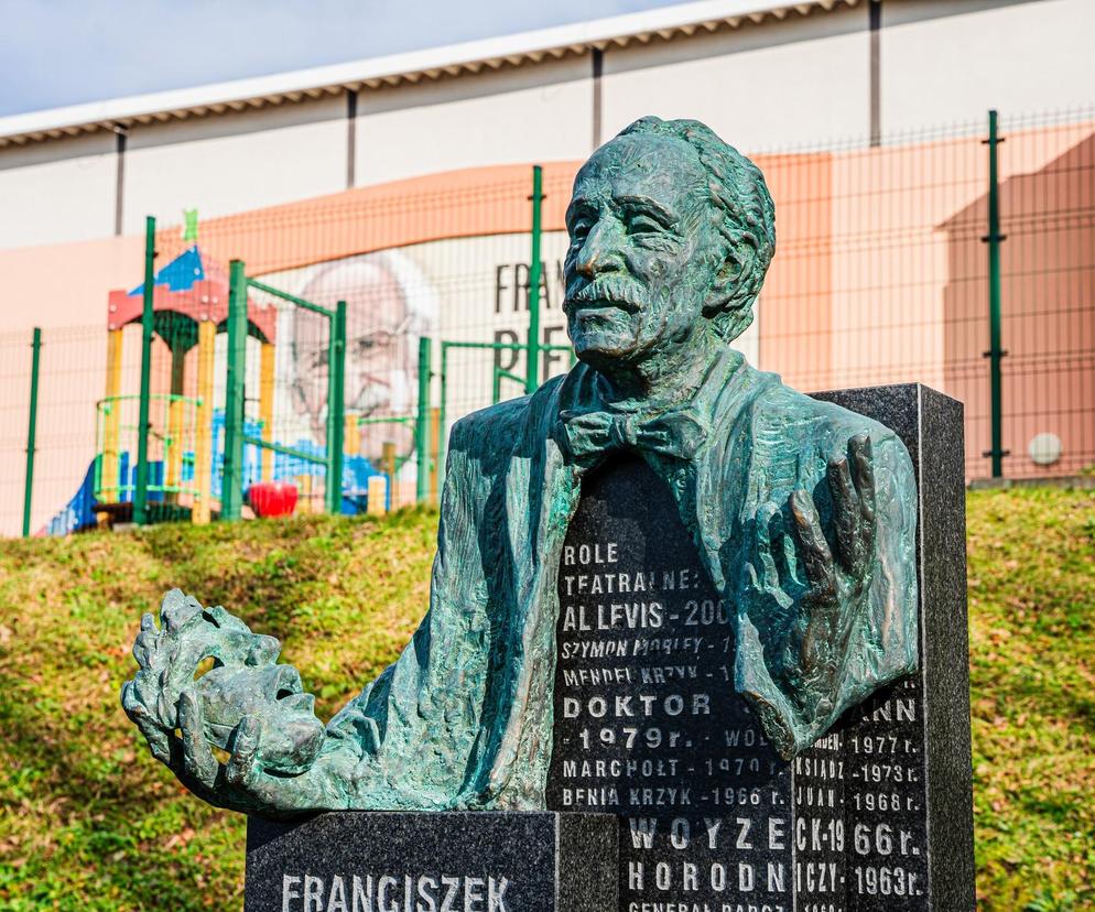 Śląskie: Pomnik Franciszka Pieczki w jego rodzinnej wsi. Stanął obok szkoły jego imienia