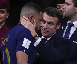 Emmanuel Macron wparował na murawę po porażce Francji w finale! Ten gest w kierunku Mbappe błyskawicznie wychwyciły kamery