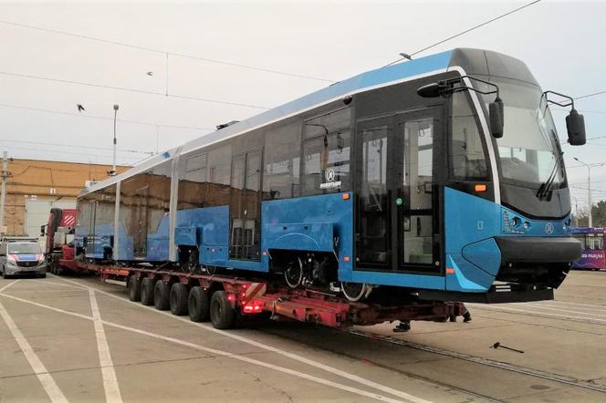 Kolejny niebieski tramwaj już we Wrocławiu. Przejechał 200 kilometrów! 