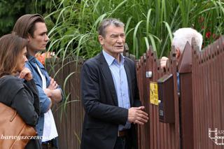 Barwy szczęścia odcinek 1372. Stefan Górka (Krzysztof Kiersznowski), Kasia (Katarzyna Glinka), Bartek (Bartosz Gelner), Leon Małkowski (Włodzimierz Matuszak)