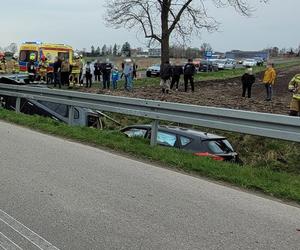 Totalna demolka pod Siedlcami. Osobówki staranowały bariery. Cztery osoby w szpitalu