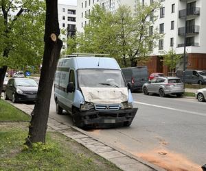 Totalna masakra na Pradze-Południe. Sześć rozbitych pojazdów na poboczu 	