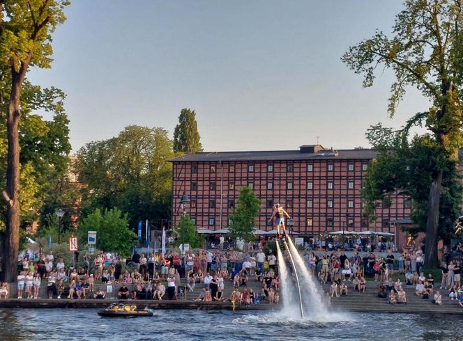 Tłumy bydgoszczan i turystów na Sterze na Bydgoszcz 2025. Emocji dostarczyły Wyścig butelkowy i popisy flyboardzistów [ZDJĘCIA]
