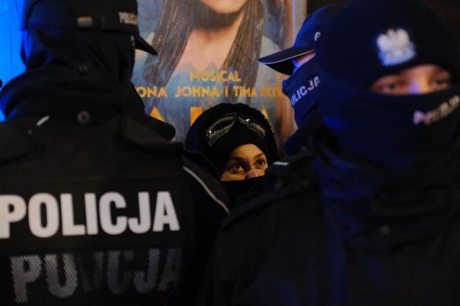 Policjanci zatrzymali uczestnika protestu kobiet