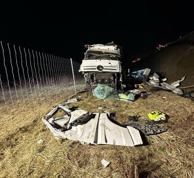 Tragiczny wypadek na Podkarpaciu. Z TIR-a zostały tylko strzępy 