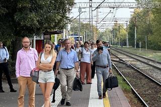 Autobus miejski zderzył się z pociągiem WKD. Ranni pasażerowie przewiezieni do szpitala