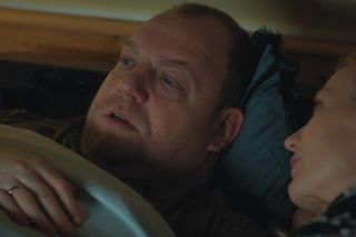 M jak miłość, odcinek 1870: Tadeusz ukryje przed Jagodą, że psychopatka Ola na nich poluje! Weźmie sprawy w swoje ręce - ZDJĘCIA, ZWIASTUN