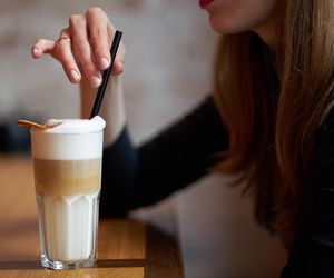 Czy słomka naprawdę szkodzi urodzie? Fakty o zmarszczkach wokół ust