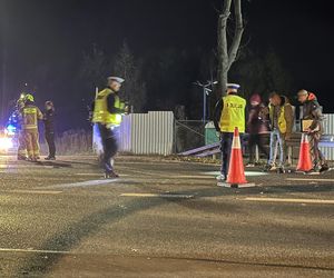 Śmiertelne potrącenie rowerzysty. Auto dachowało, dwie osoby trafiły do szpitala