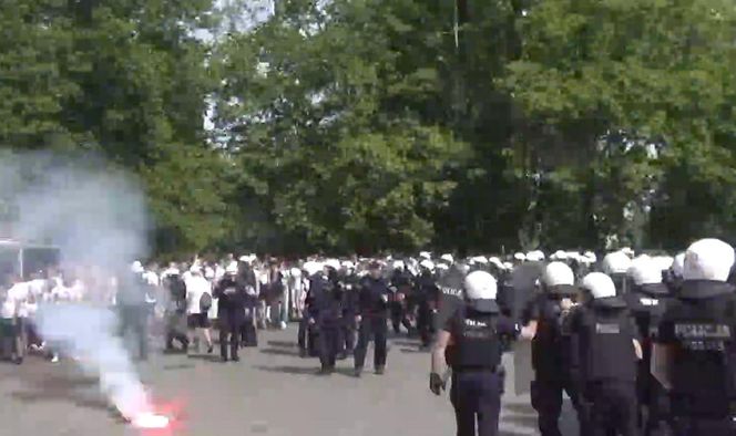 Służby opublikowały szokujące nagranie. Kibice rzucali w policjantów szklanymi butelkami. „Zatrzymali blisko 100 osób”.