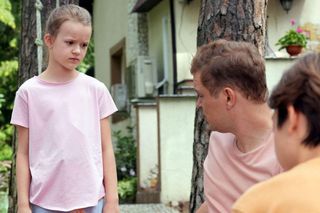 Barwy szczęścia odc. 3092. Marysia (Nina Szumowska), Emil (Artem Malashchuk), Hubert (Marek Molak)