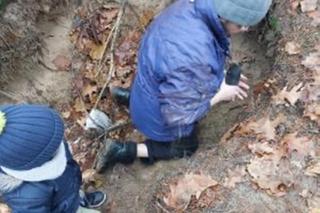 Mama z 7 szczeniakami porzucona w lesie