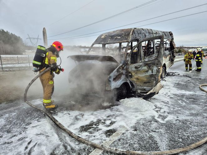 Bus spłonął doszczętnie pod Tarnowem. Podróżowało nim 25 osób